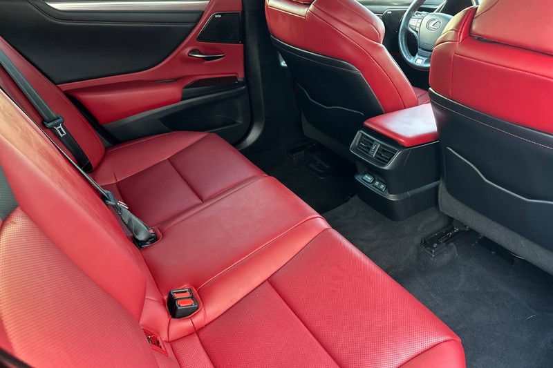 Lexus ES Vehicle Full-screen Gallery Image 17