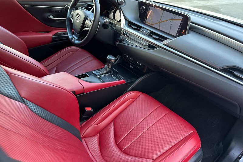 Lexus ES Vehicle Full-screen Gallery Image 18