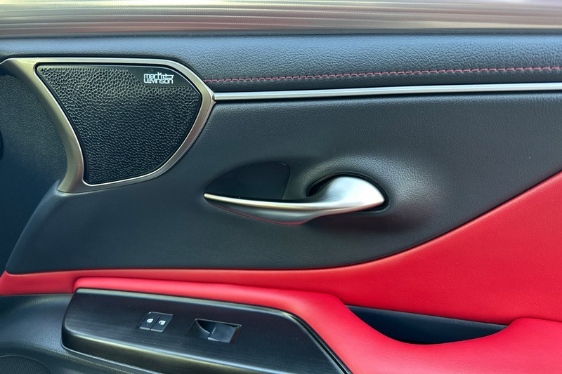 Lexus ES Vehicle Full-screen Gallery Image 20