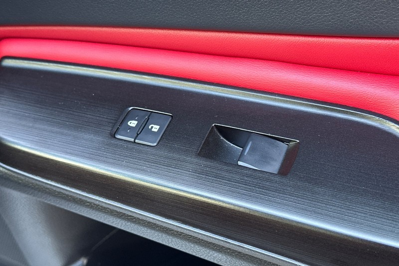 Lexus ES Vehicle Full-screen Gallery Image 21