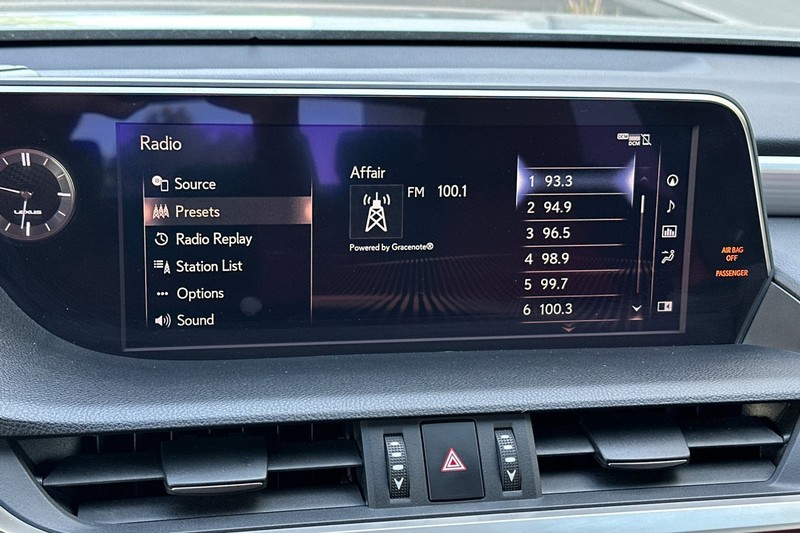 Lexus ES Vehicle Full-screen Gallery Image 25