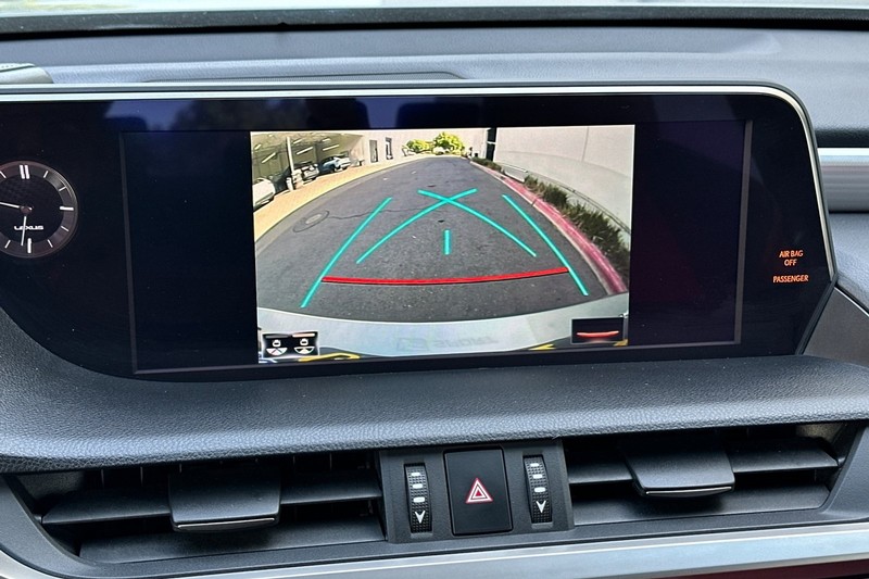 Lexus ES Vehicle Full-screen Gallery Image 26