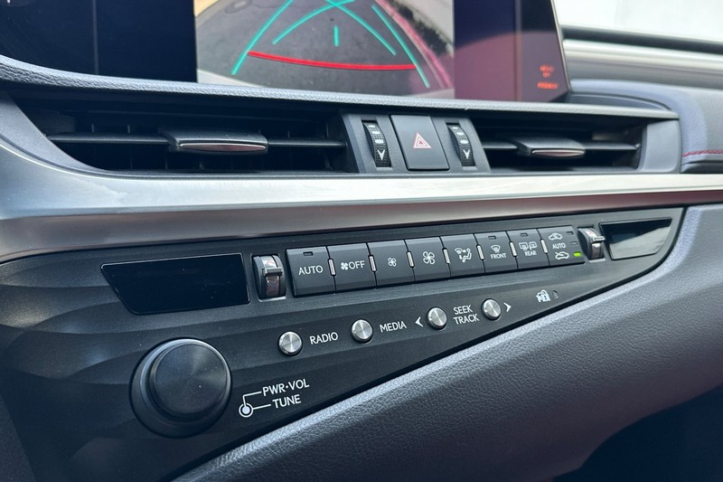 Lexus ES Vehicle Full-screen Gallery Image 27