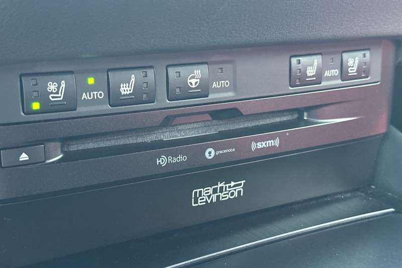 Lexus ES Vehicle Full-screen Gallery Image 28