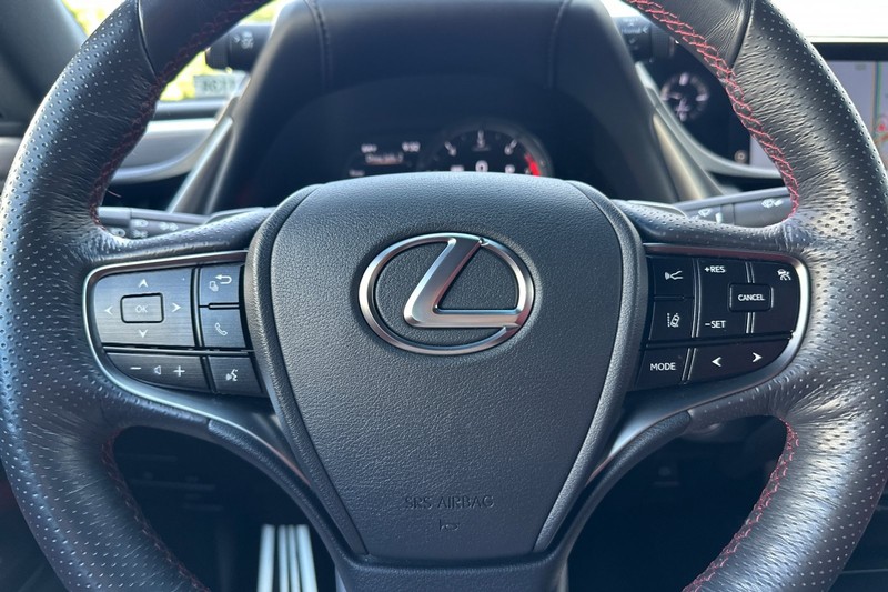Lexus ES Vehicle Full-screen Gallery Image 32