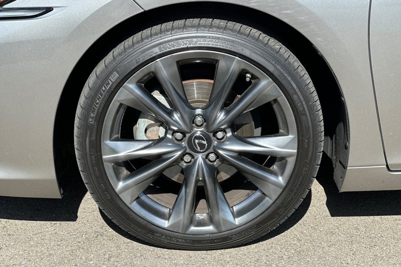 Lexus ES Vehicle Full-screen Gallery Image 44