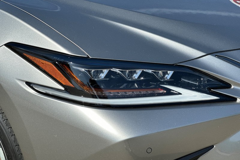 Lexus ES Vehicle Full-screen Gallery Image 45