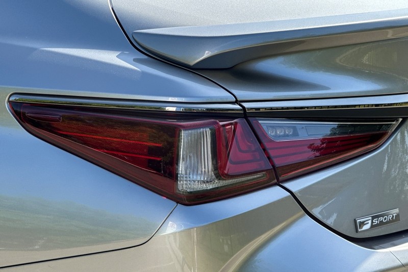 Lexus ES Vehicle Full-screen Gallery Image 47
