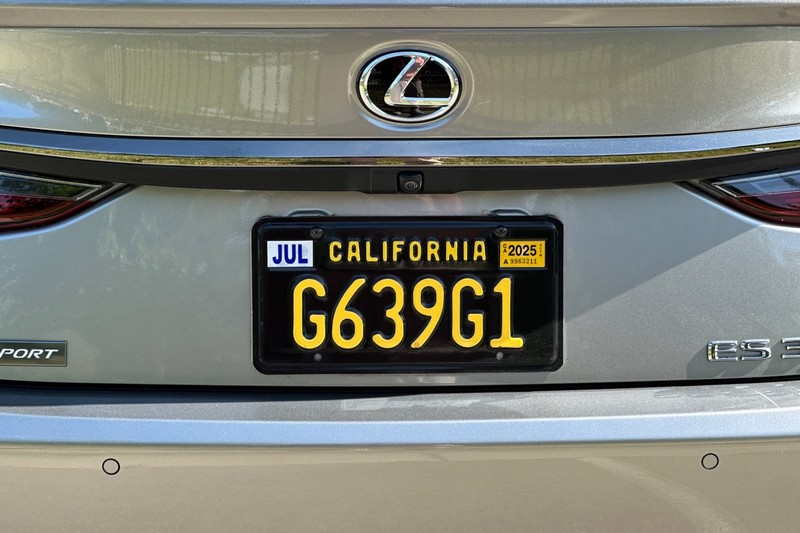Lexus ES Vehicle Full-screen Gallery Image 48