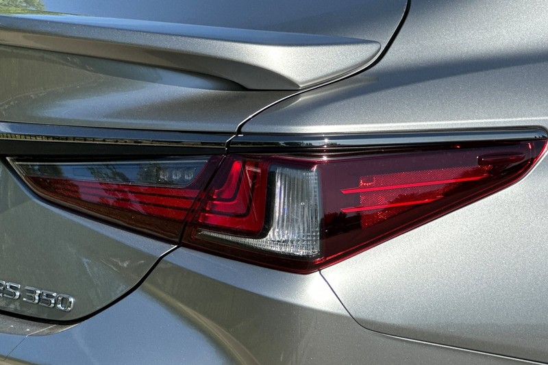 Lexus ES Vehicle Full-screen Gallery Image 49
