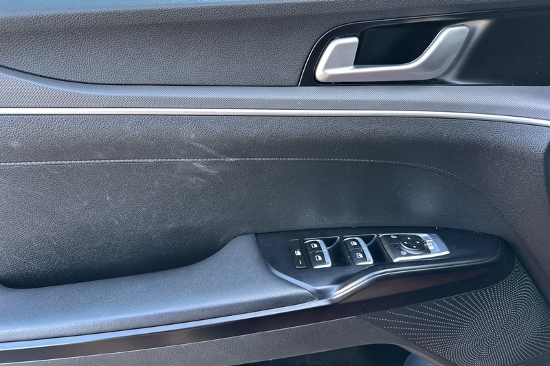Kia K5 Vehicle Full-screen Gallery Image 11