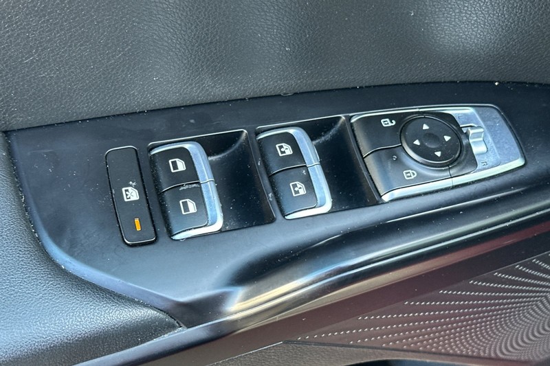 Kia K5 Vehicle Full-screen Gallery Image 12