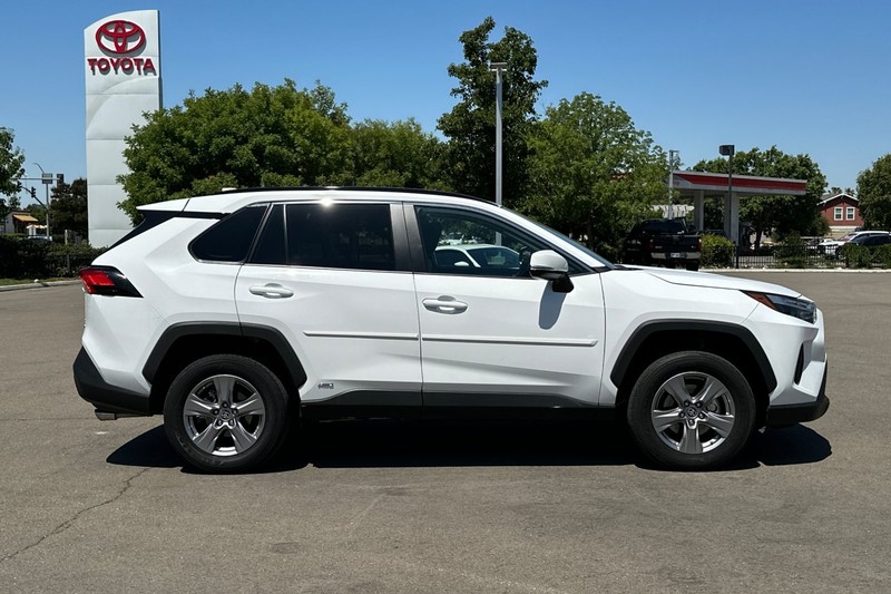 Toyota RAV4 Vehicle Full-screen Gallery Image 03