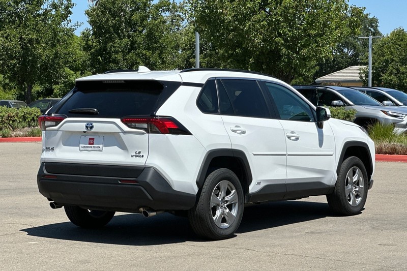 Toyota RAV4 Vehicle Full-screen Gallery Image 04