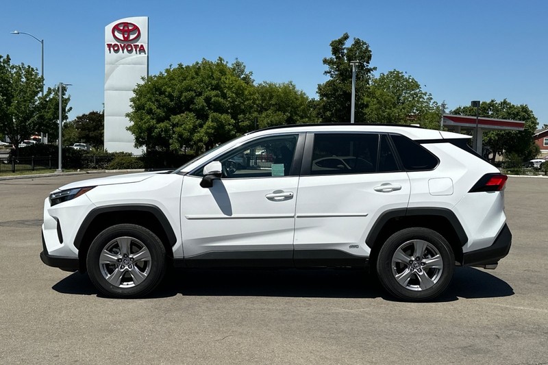 Toyota RAV4 Vehicle Full-screen Gallery Image 08