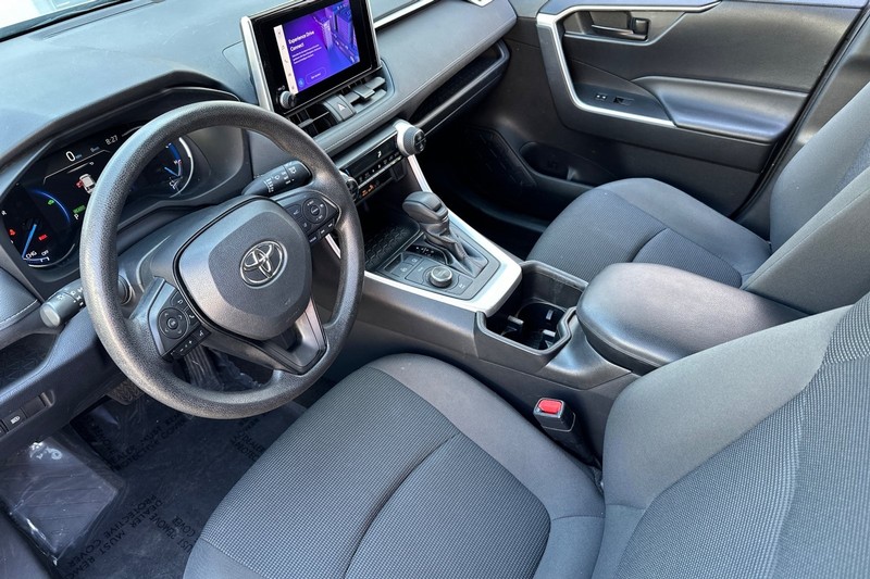 Toyota RAV4 Vehicle Full-screen Gallery Image 11