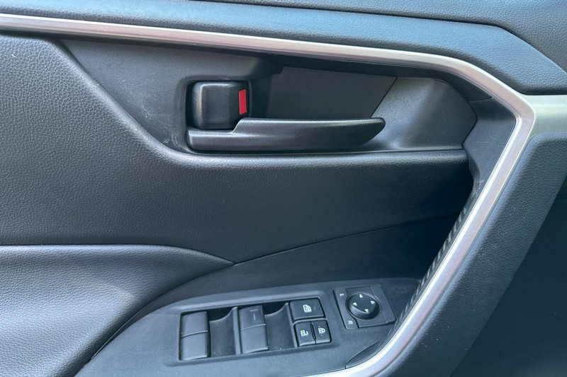 Toyota RAV4 Vehicle Full-screen Gallery Image 12