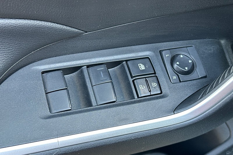 Toyota RAV4 Vehicle Full-screen Gallery Image 13