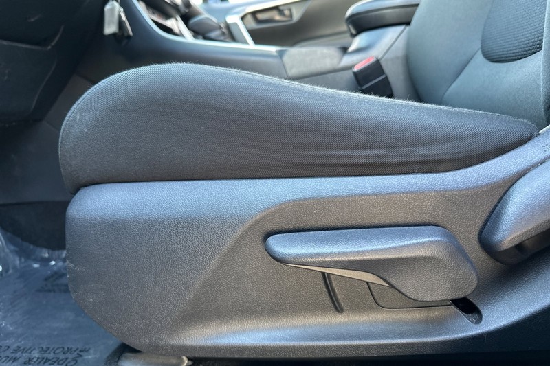 Toyota RAV4 Vehicle Full-screen Gallery Image 14