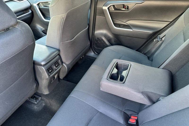 Toyota RAV4 Vehicle Full-screen Gallery Image 15