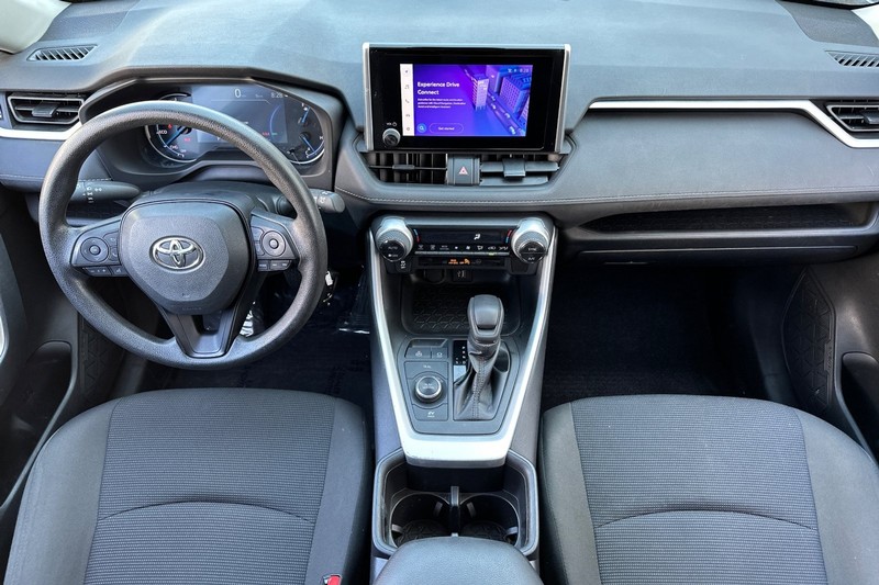 Toyota RAV4 Vehicle Full-screen Gallery Image 16