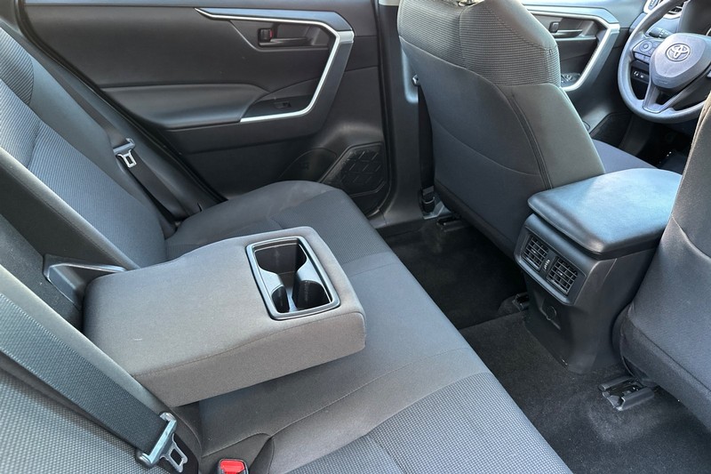 Toyota RAV4 Vehicle Full-screen Gallery Image 19