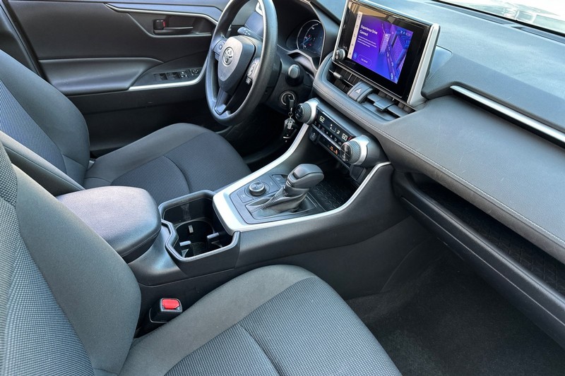 Toyota RAV4 Vehicle Full-screen Gallery Image 20