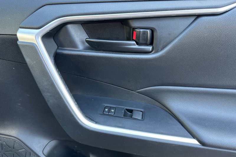 Toyota RAV4 Vehicle Full-screen Gallery Image 22