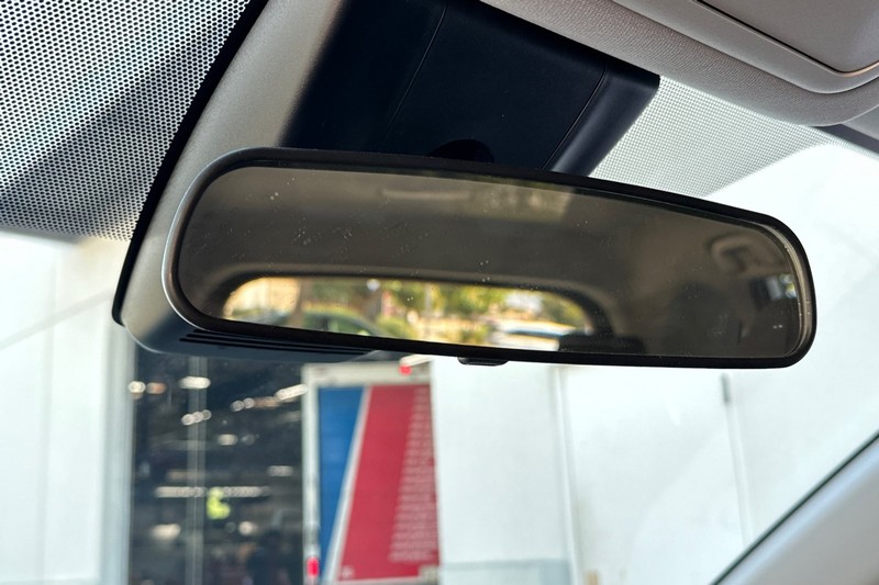 Toyota RAV4 Vehicle Full-screen Gallery Image 26