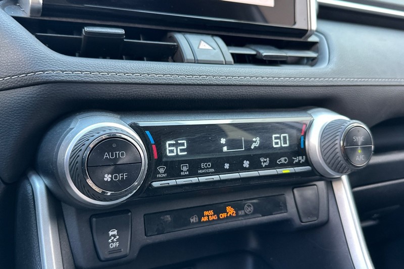 Toyota RAV4 Vehicle Full-screen Gallery Image 29