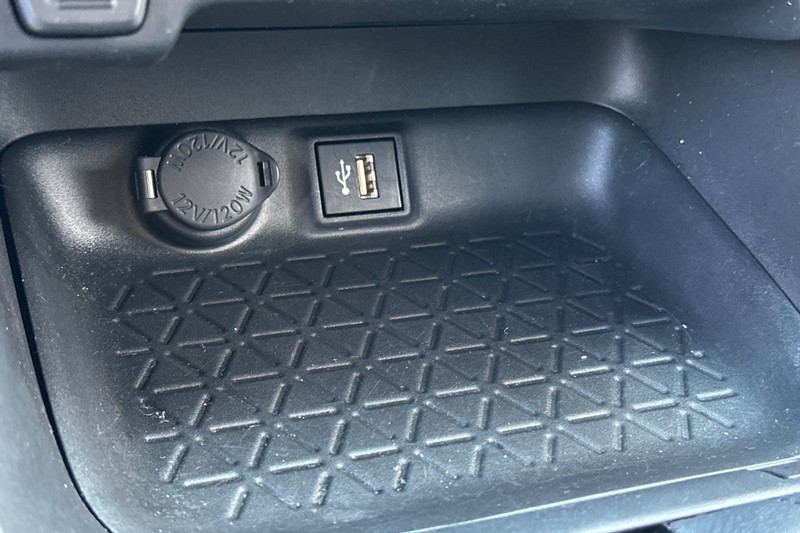 Toyota RAV4 Vehicle Full-screen Gallery Image 30