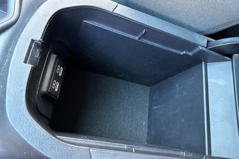 Toyota RAV4 Vehicle Full-screen Gallery Image 32