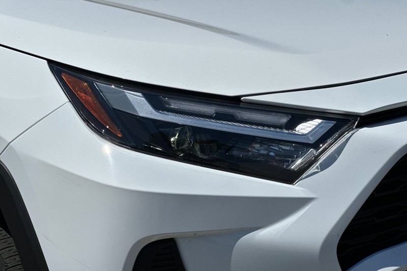 Toyota RAV4 Vehicle Full-screen Gallery Image 45