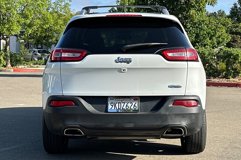 Jeep Cherokee Vehicle Full-screen Gallery Image 05