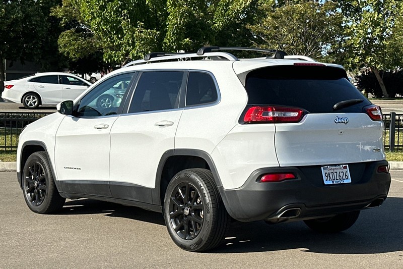 Jeep Cherokee Vehicle Full-screen Gallery Image 06