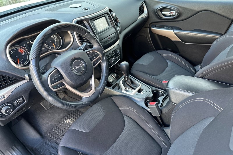 Jeep Cherokee Vehicle Full-screen Gallery Image 10