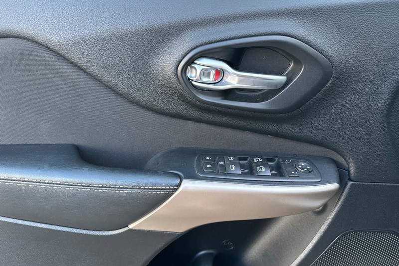 Jeep Cherokee Vehicle Full-screen Gallery Image 11