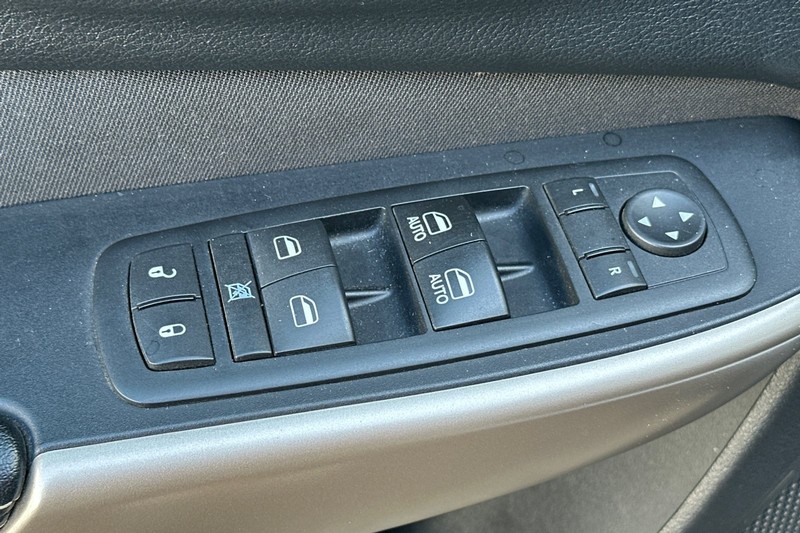 Jeep Cherokee Vehicle Full-screen Gallery Image 12