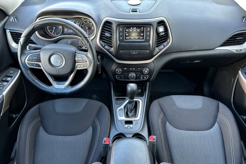 Jeep Cherokee Vehicle Full-screen Gallery Image 15