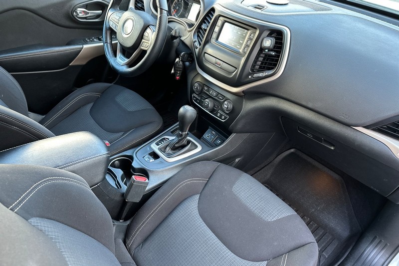 Jeep Cherokee Vehicle Full-screen Gallery Image 19