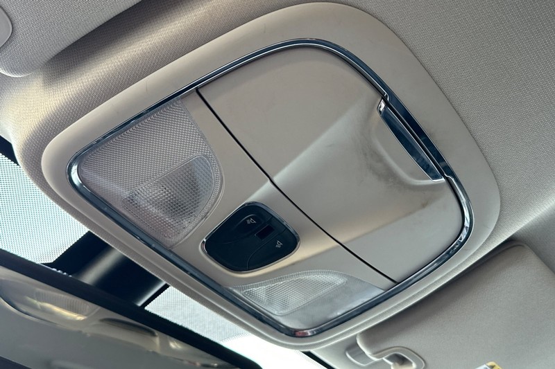 Jeep Cherokee Vehicle Full-screen Gallery Image 24