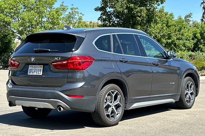BMW X1 Vehicle Full-screen Gallery Image 04