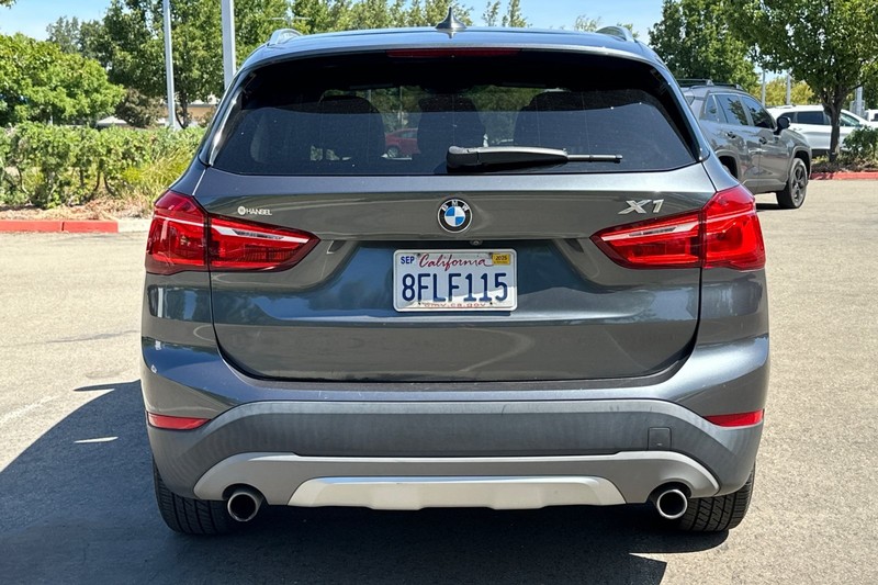 BMW X1 Vehicle Full-screen Gallery Image 05