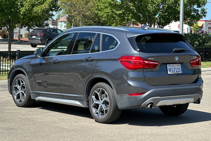 BMW X1 Vehicle Full-screen Gallery Image 06