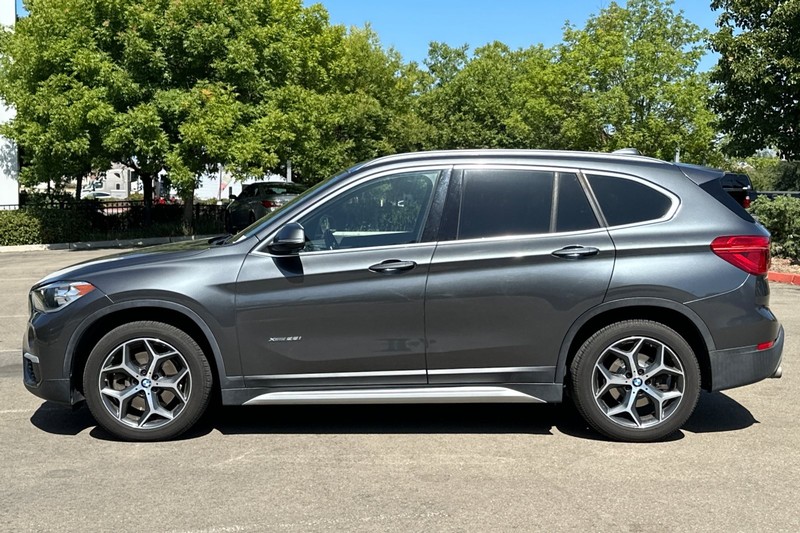 BMW X1 Vehicle Full-screen Gallery Image 07