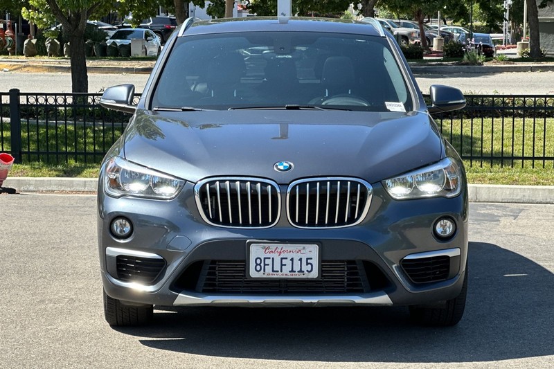 BMW X1 Vehicle Full-screen Gallery Image 09