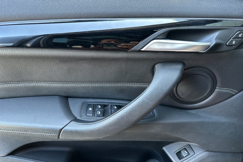 BMW X1 Vehicle Full-screen Gallery Image 11