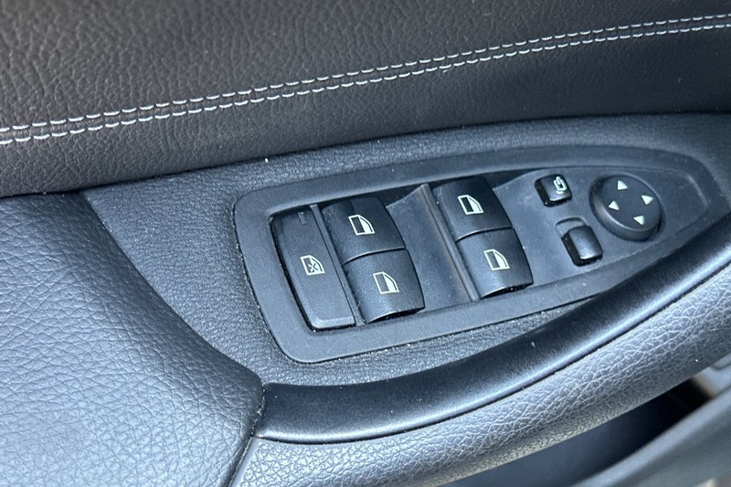 BMW X1 Vehicle Full-screen Gallery Image 12
