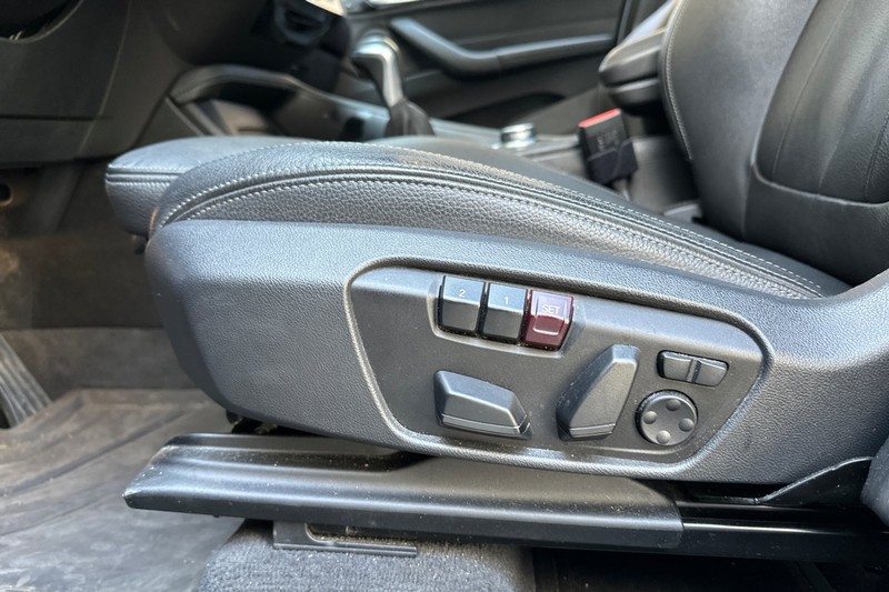 BMW X1 Vehicle Full-screen Gallery Image 13