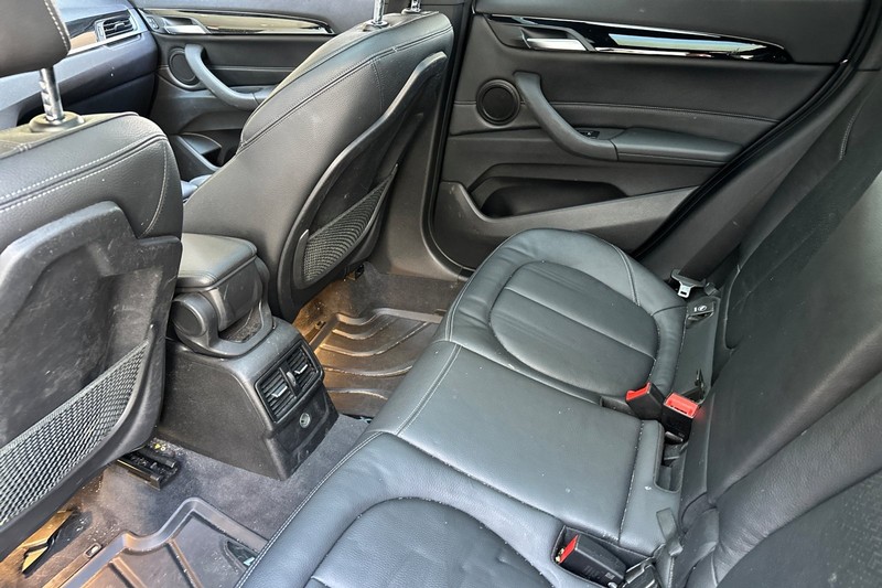 BMW X1 Vehicle Full-screen Gallery Image 14